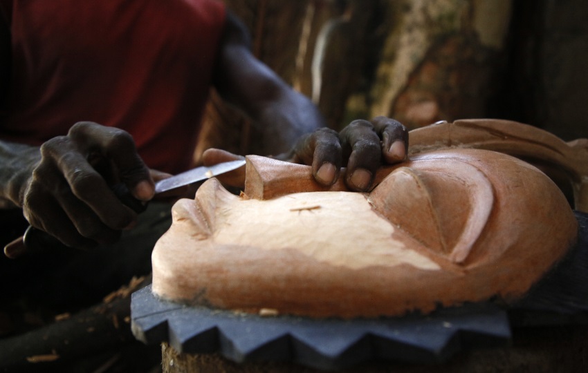 Un artista creando una escultura. Foto: EFE / EPA / Legnan Koula Un artista creando una escultura. Foto: EFE / EPA / Legnan Koula