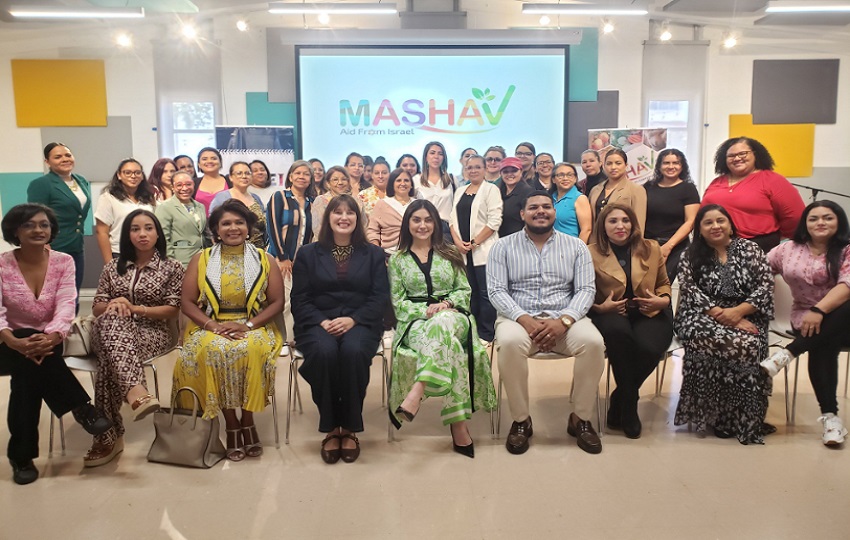 Participantes junto exbecarias de MASHAV, la vice embajadora de Israel en Panamá, entre otros. Foto: Fanny Arias Participantes junto exbecarias de MASHAV, la vice embajadora de Israel en Panamá, entre otros. Foto: Fanny Arias