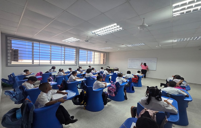 Estudiantes de la Escuela República de Venezuela, inaugurada por las autoridades ayer, jueves, luego de 9 años de espera. Vivian Jiménez Estudiantes de la Escuela República de Venezuela, inaugurada por las autoridades ayer, jueves, luego de 9 años de espera. Vivian Jiménez