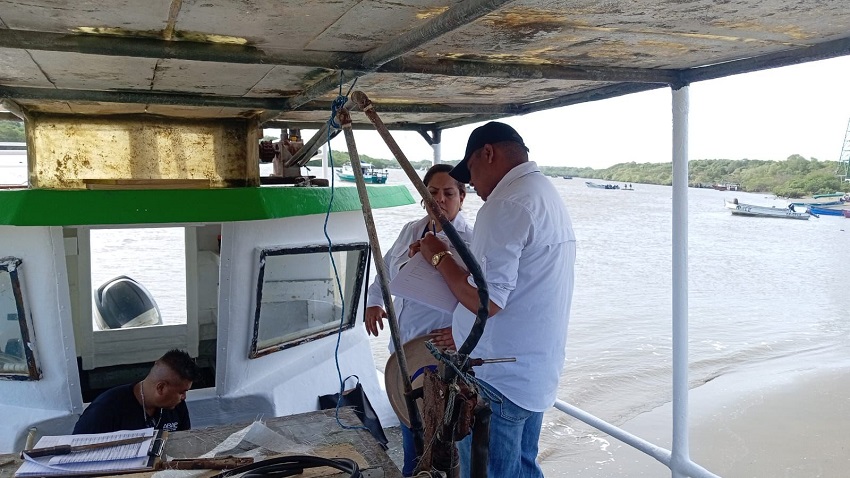 Personal de la Arap inspecciona un barco pesquero. Foto: Cortesía Personal de la Arap inspecciona un barco pesquero. Foto: Cortesía