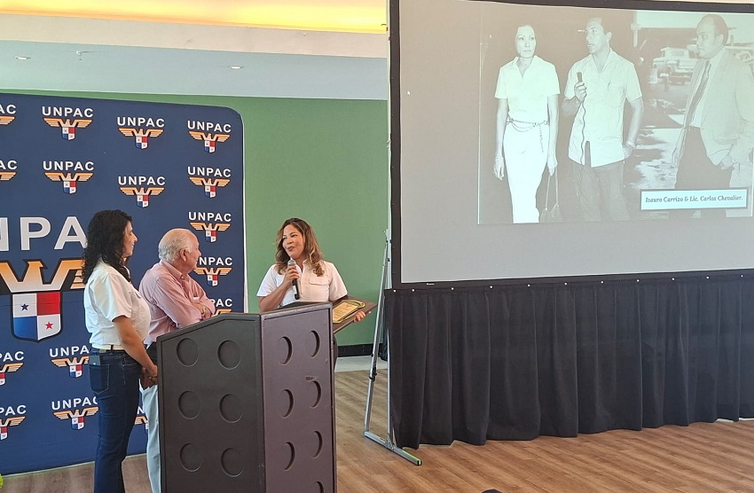 Momentos del reconocimiento a los capitanes que se mezclaron con parte de la historia de la aviación civil panameña. Foto: Cortesía