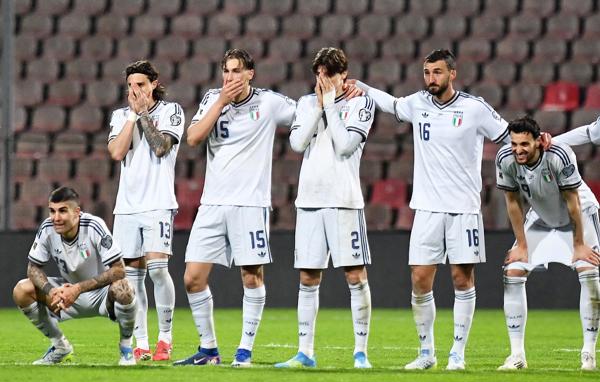 Jugadores de Italia se lamentan por la eliminación. Foto: EFE Jugadores de Italia se lamentan por la eliminación. Foto: EFE