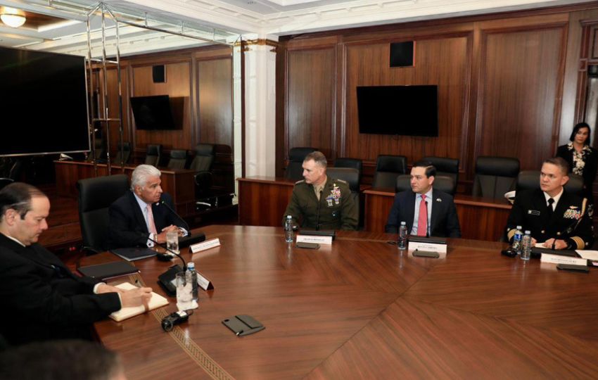 El presidente panameño José Raúl Mulino (2-i) reunido con el jefe del Comando Sur de Estados Unidos, Francis Donovan (c). Foto: EFE