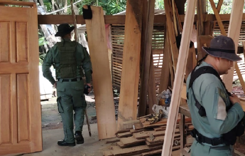 Durante las inspecciones, se identificaron incumplimientos relacionados con la acumulación de desechos en proximidad a fuentes hídricas. Foto. Cortesía