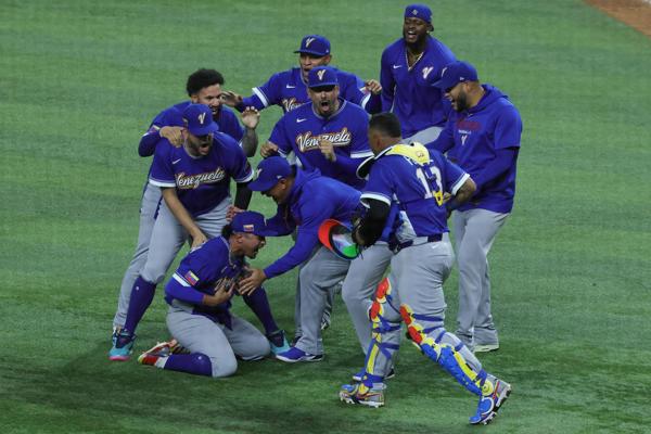 ugadores de Venezuela celebran el triunfo en la final del Clásico Mundial de Béisbol ante Estados Unidos. Foto:EFE