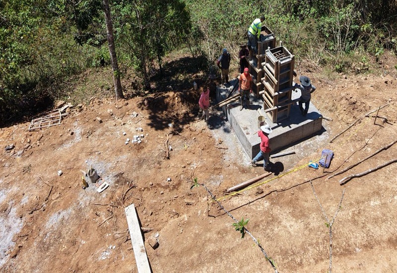 Por ahora, en comunidades donde antes no había caminos y donde cruzar un río implicaba un riesgo diario, comienzan a aparecer señales de cambio.