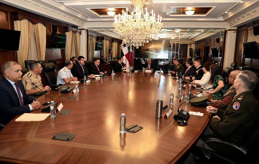 Reunión entre las autoridades panameñas y estadounidenses. Foto: EFE