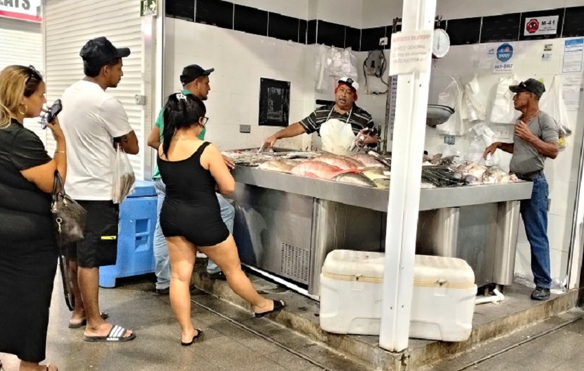 Los pescadores también enfrentan mayores costos en insumos como hielo y combustible. Foto. Thays Domínguez