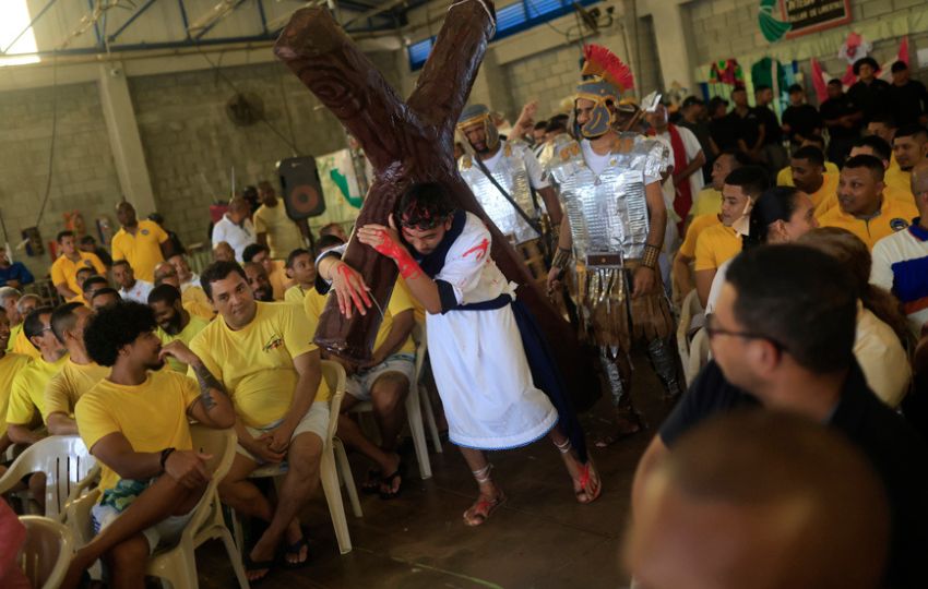  Eduardo Ruíz (c), un privado de libertad de 29 años, representa a Jesús durante la obra de teatro 'Camino del Calvario' . Foto: EFE
