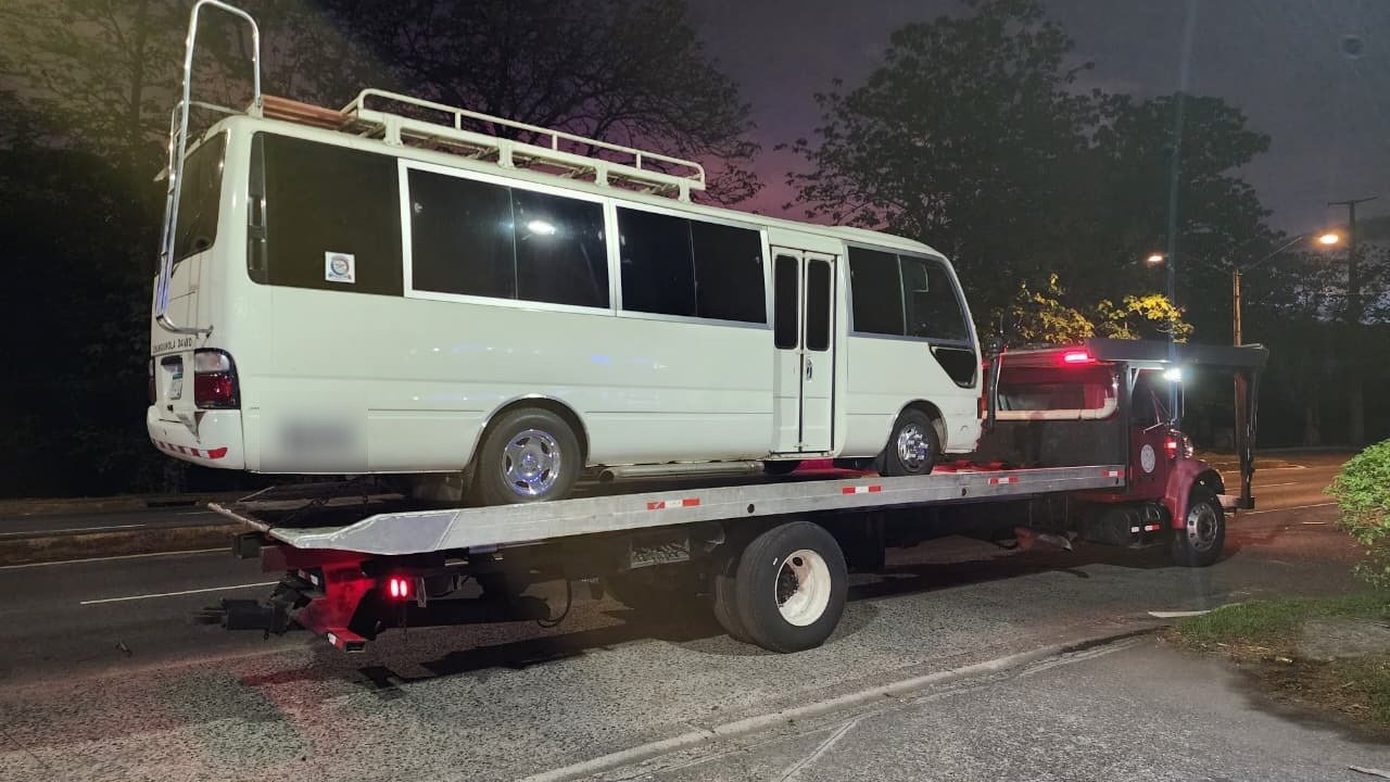 El bus fue removido con grúa, tras el resultado de la prueba al conductor. Foto: Cortesía