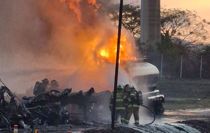 Los bomberos controlaron el incendio de cisternas en La Boca, bajo el puente de Las Américas. Foto: Cortesía