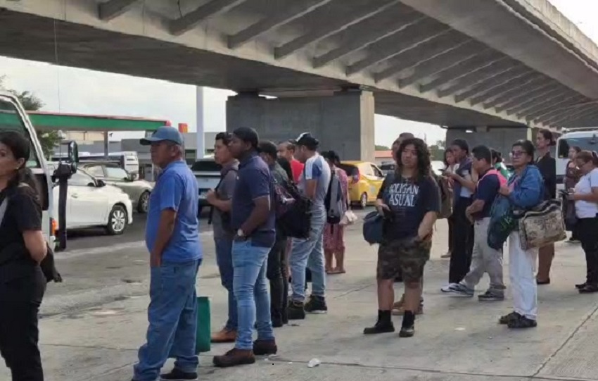 Los usuarios llevan dos semanas afectados por el servicio de tránsito, primero por el alza del combustible y ahora por el cierre del Puente de Las Américas. Foto. Eric Montenegro Los usuarios llevan dos semanas afectados por el servicio de tránsito, primero por el alza del combustible y ahora por el cierre del Puente de Las Américas. Foto. Eric Montenegro