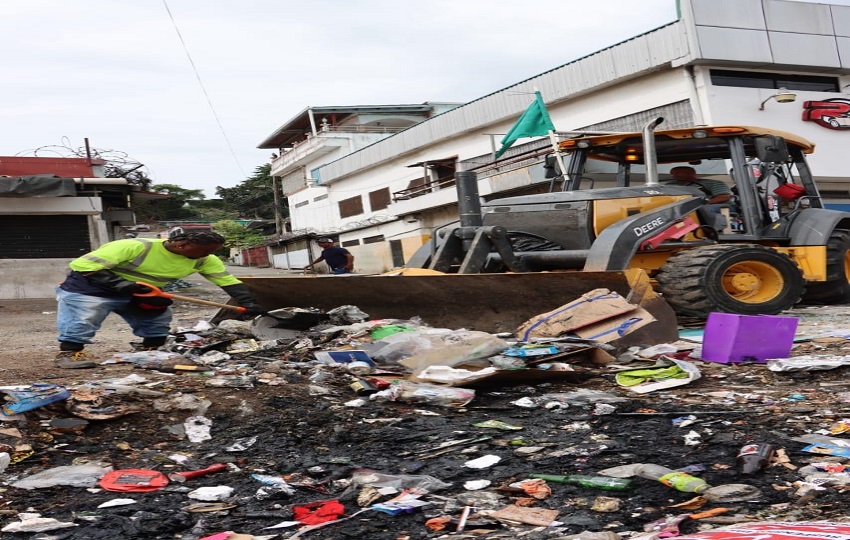 Labores de limpieza en áreas críticas del distrito de San Miguelito.  Cortesía 