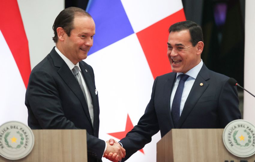 El ministro de Relaciones Exteriores de Paraguay, Rubén Ramírez (d) estrecha la mano de su homologo de Panamá, Javier Martínez-Acha, durante una rueda de prensa este miércoles, en Asunción (Paraguay). Foto: EFE