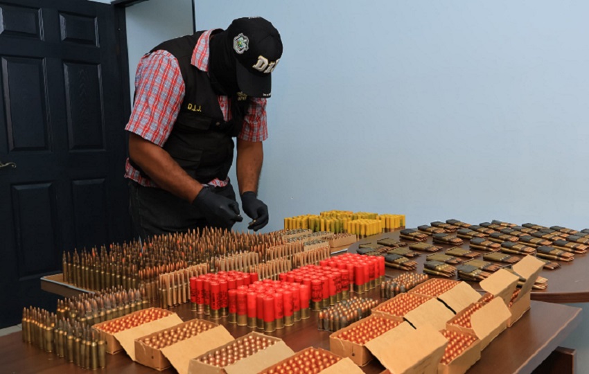 Las municiones se mantenían dentro de sus cajas originales y almacenadas en un cajón de plástico. / Fotocomposición: Eric Montenegro