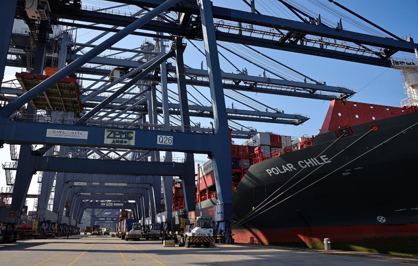 Autoridades gubernamentales realizaron ayer, jueves, un recorrido en el puerto de Balboa para verificar su funcionamiento luego del proceso de transición.  Cortesía 