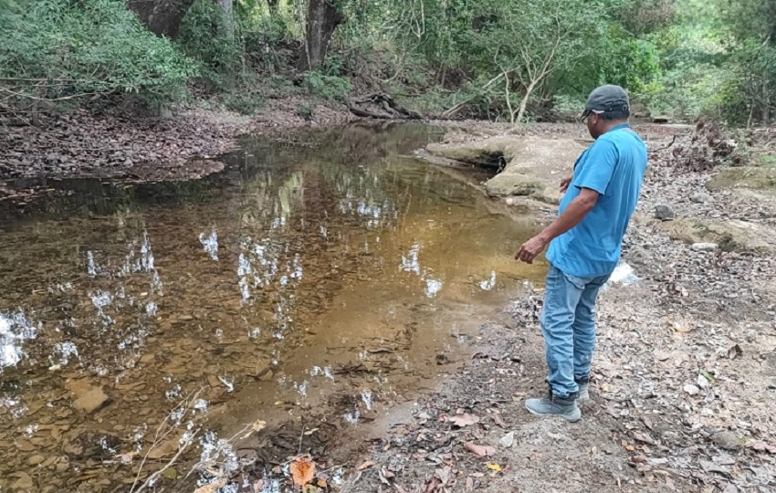 Aguas arriba del río opera una empresa arenera, a la cual los ciudadanos responsabilizan por presuntos daños a la calidad de agua de este afluente.