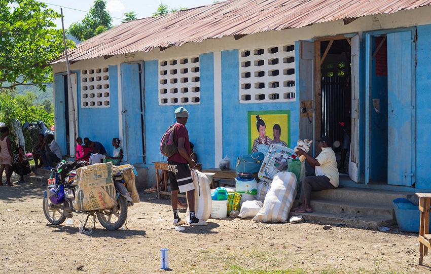 Personas refugiadas en una escuela en Marchand Dessalines (Haití). Foto: EFE