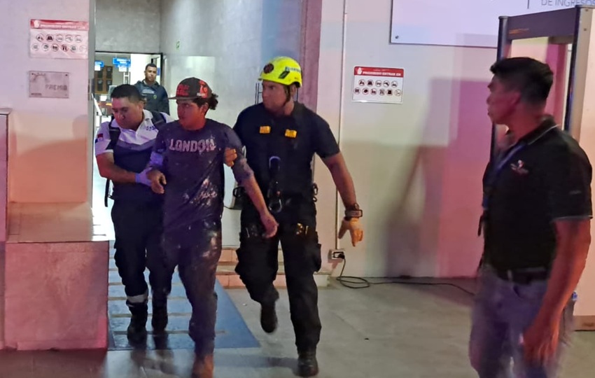 Uno de los trabajadores fue rescatado. Foto: Alexander Santamaría