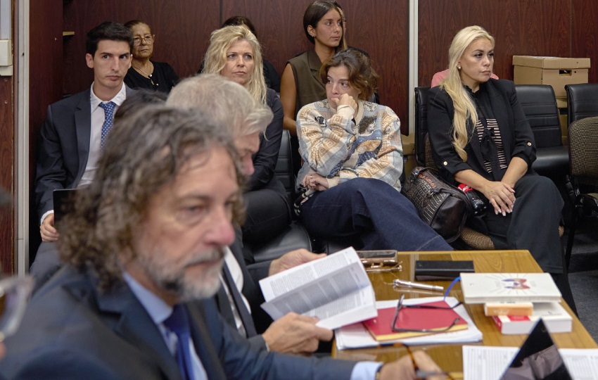 La hija de Maradona, Dalma (c), asiste al tribunal. Foto: EFE / Adan González