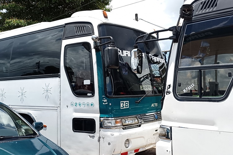 Guzmán Blanco, dirigente de ETOSA, dijo que actualmente hay 330 autobuses tipo nevera y buses de lata que no pueden pasar por el Puente de las Américas. Foto. Eric Montenegro