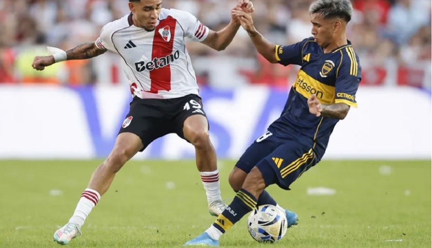Kendry Páez (i) de River Plate disputa el balón con Milton Delgado de Boca Juniors en un partido de la Liga Profesional Argentina entre River Plate y Boca Juniors. Foto: EFE/ Juan Ignacio Roncoroni