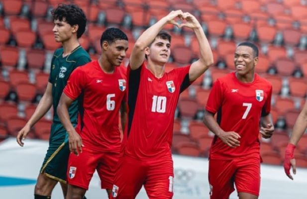 Alfredo Maduro (10) festeja su gol para Panamá contra Bolivia, junto a Ian Luca Centella (6) y Tull Alexander (7). Foto: COP