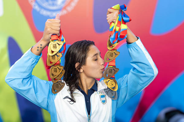 La argentina Agostina Hein muestra las medallas ganadas en los Juegos Suramericanos de la Juventud. Foto: EFE