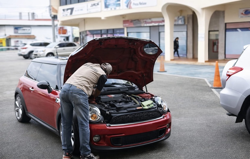 Perito automotriz revisa un auto. Foto: Cortesía