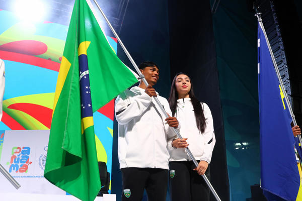 Atletas abanderados de Brasil. Foto: EFE