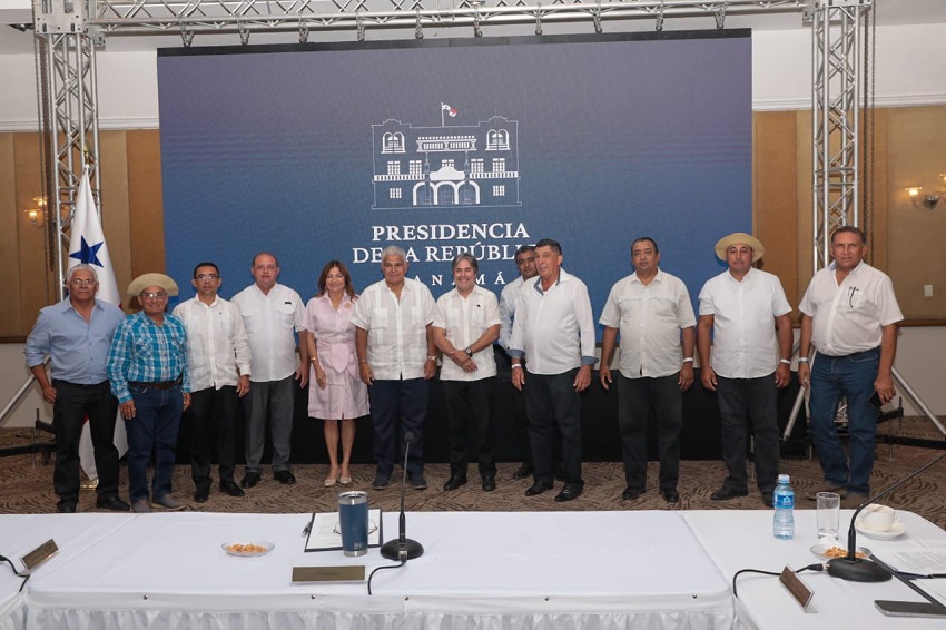 Durante su reciente gira a Los Santos, el presidente Mulino hizo la entrega de títulos. Foto. Cortesía