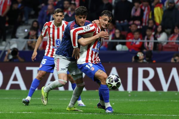 El defensa colombiano del Arsenal Piero Hincapie (izq.), pelea por el balón ante el defensa del Atlético de Madrid, Marc Pubill. Foto: EFE