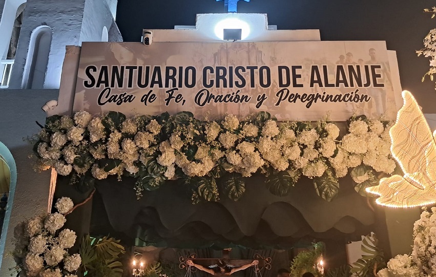 Según la historia, hace más de 300 años se ocurrió un incendio en la parroquia, en el mismo lugar donde hoy se encuentra el Santuario de Alanje. Foto. Jaime Chávez Según la historia, hace más de 300 años se ocurrió un incendio en la parroquia, en el mismo lugar donde hoy se encuentra el Santuario de Alanje. Foto. Jaime Chávez