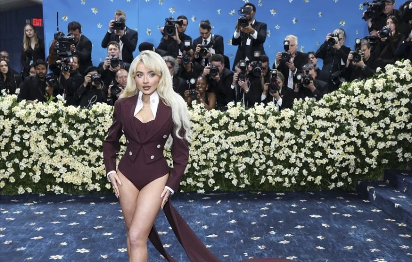 Sabrina Carpenter posa en la alfombra roja de la Gala Met 2025. Foto: EFE / EPA  / Justin Lane