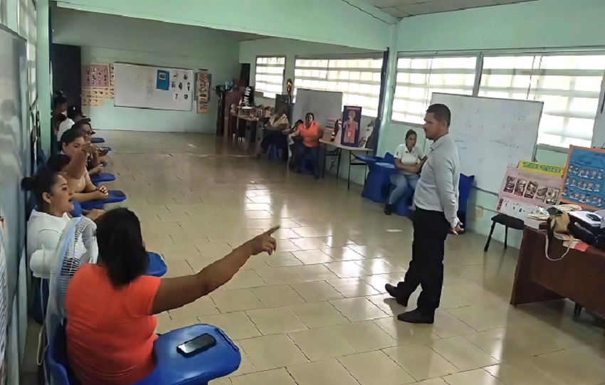 En la comunidad de Los Higos, en el distrito de Parita, donde estudiantes permanecieron más de 22 días sin recibir clases debido a la falta de docentes. Foto. Thays Domínguez
