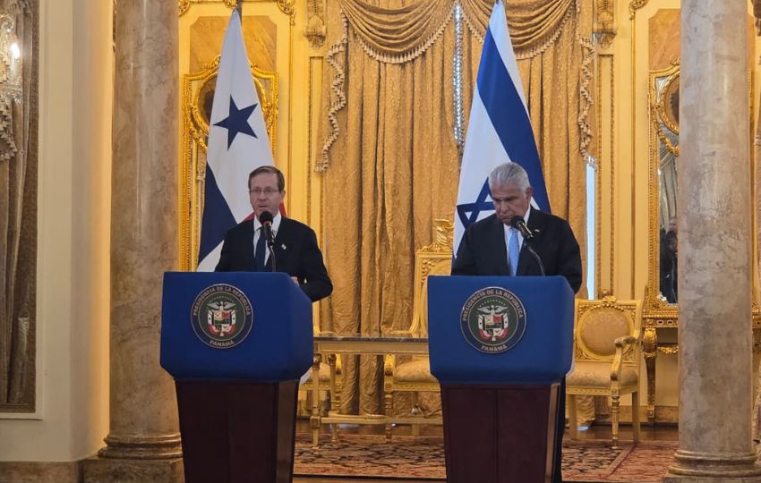 El presidente del Estado de Israel, Isaac Herzog, junto a su homólogo panameño, José Raúl Mulino. Foto: Vivian Jiménez
