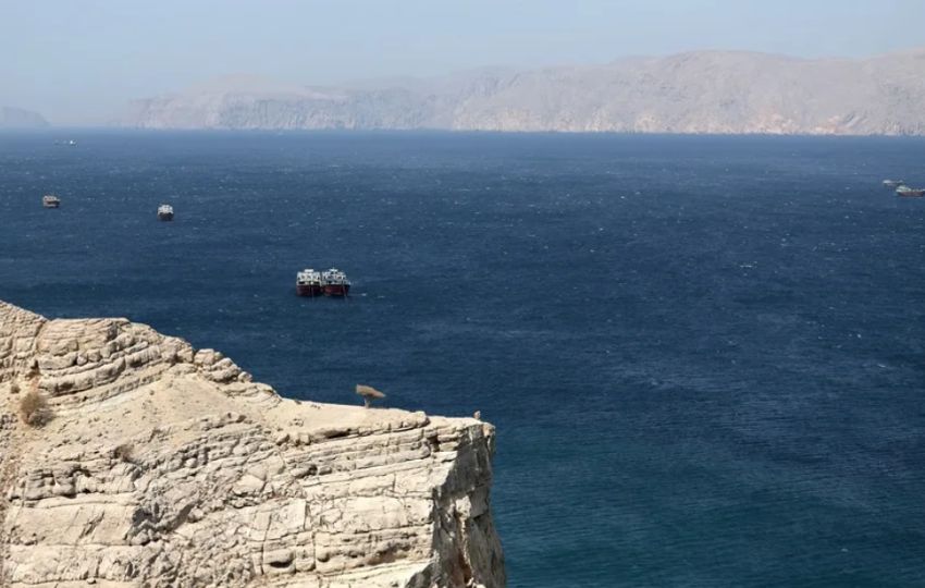 Buques en el estrecho de Ormuz. Foto: EFE