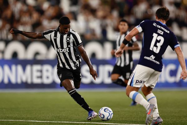 Kadir Barría, de Botafogo, disputa el balón con Santiago Sosa, de Racing, durante su partido de Copa Sudamericana. Foto: EFE