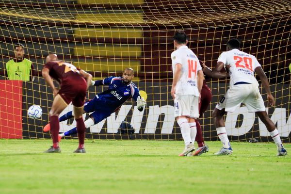 Luis Mejía, de Nacional, ataja el balón ante un remate del Tolima. Foto: EFE