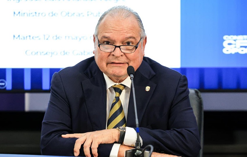 El Ministro José Luis Andrade presenta informe sobre proyectos de emergencia ante el Consejo de Gabinete.