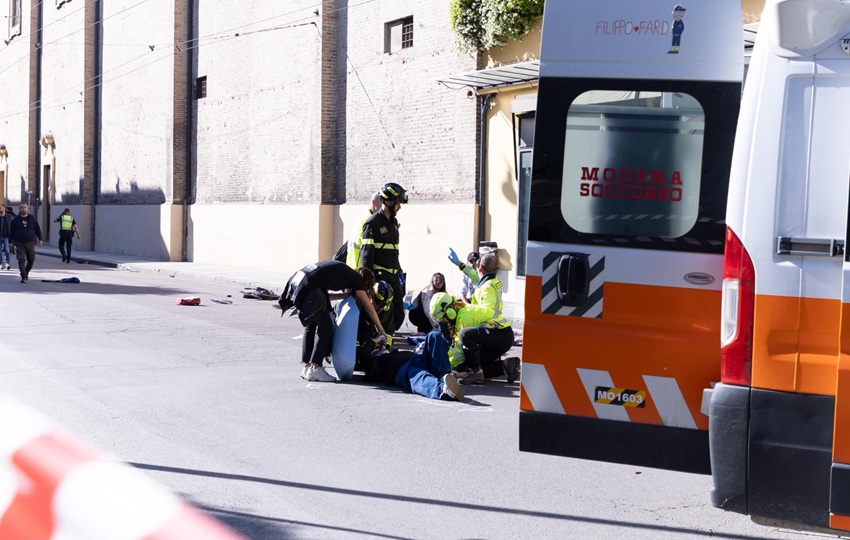 Fuerzas del orden y personal de emergencia trabajan en la zona donde un vehículo arrolló este sábado a varios peatones. Foto: EFE Fuerzas del orden y personal de emergencia trabajan en la zona donde un vehículo arrolló este sábado a varios peatones. Foto: EFE