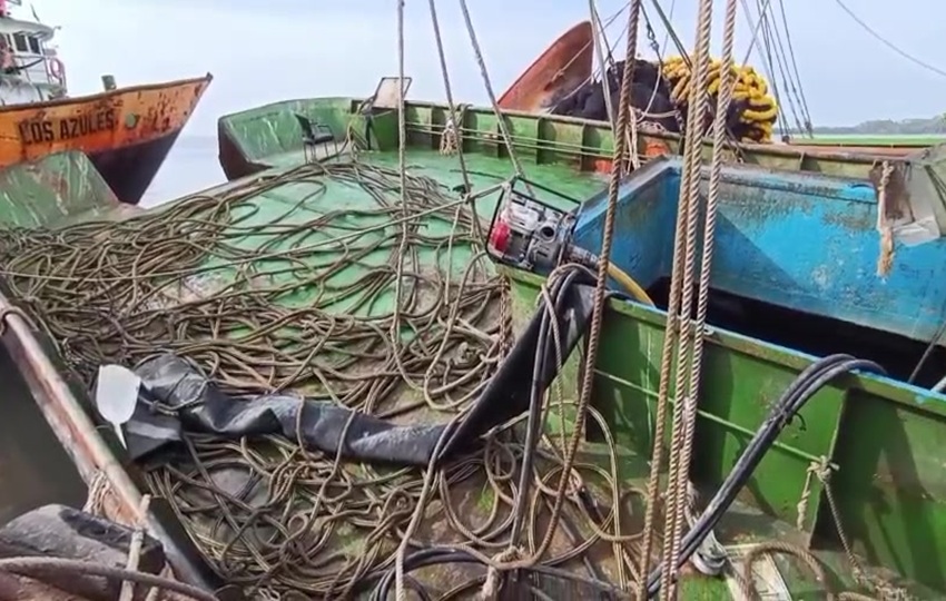 n grupo de embarcaciones arrastró aún más hacia la costa al "Anchovetas II".