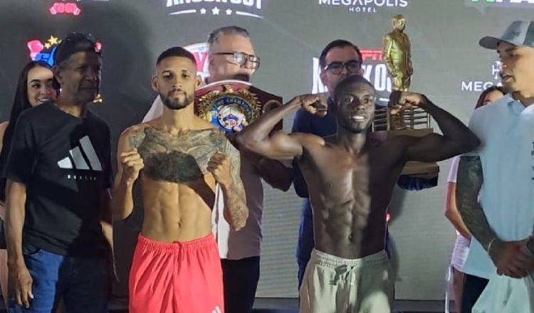 El panameño Ángel Bethancourt y el colombiano Yuberjen 'Tremendo' Martínez, listos para su combate. Foto: Jaime Chávez