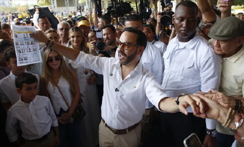 El candidato presidencial del movimiento Defensores de la Patria, Abelardo de la Espriella, vota en Barranquilla (Colombia). EFE/ Ernesto Guzmán Jr.