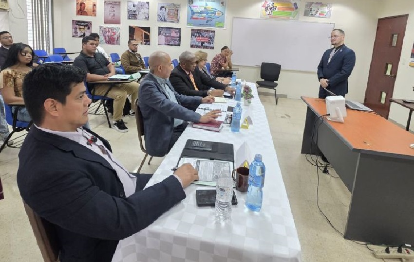  José Luis Prieto Núñez hace la defensa de su tesis de maestría ante el jurado calificador. Foto Universidad de Panamá