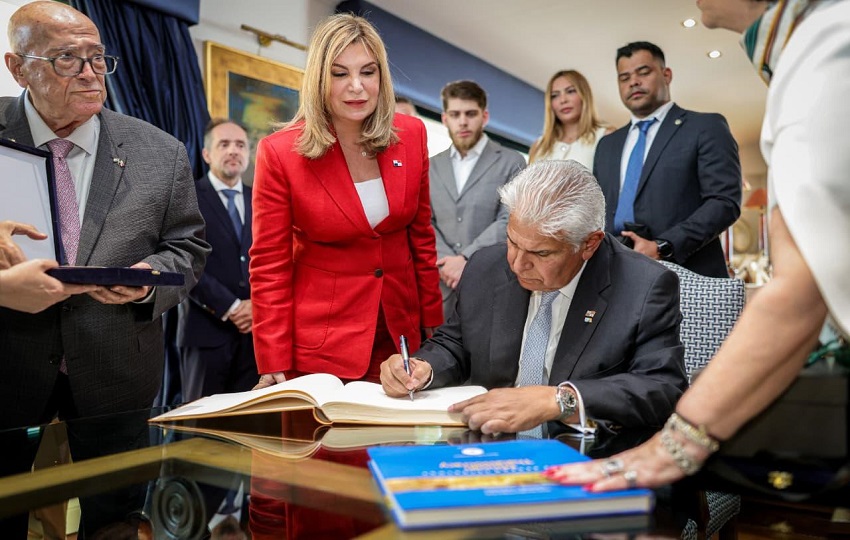 La delegación panameña, encabezada por el presidente José Raúl Mulin, durante su viaje a Grecia también se reunió con la comunidad de armadores griegos en busca de nuevas adhesiones al registro. Cortesía