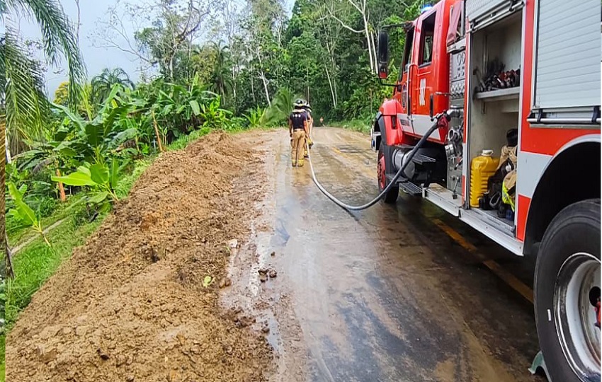Personal de MOP trabaja en la remoción del deslizamiento en la carretera Almirante-Changuinola. 