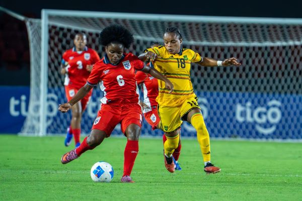 Deysire Salazar, de Panamá, disputa el balón contra Trudi Carter, de Jamaica, durante el amistoso entre ambos equipos en el estadio Rommel Fernández. Foto: FPF Deysire Salazar, de Panamá, disputa el balón contra Trudi Carter, de Jamaica, durante el amistoso entre ambos equipos en el estadio Rommel Fernández. Foto: FPF.