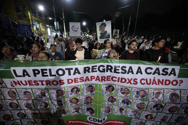 Personas sostienen carteles durante una protesta, previo a la inauguración de la Copa Mundial de Fútbol de la FIFA 2026. Foto: EFE Personas sostienen carteles durante una protesta, previo a la inauguración de la Copa Mundial de Fútbol de la FIFA 2026. Foto: EFE