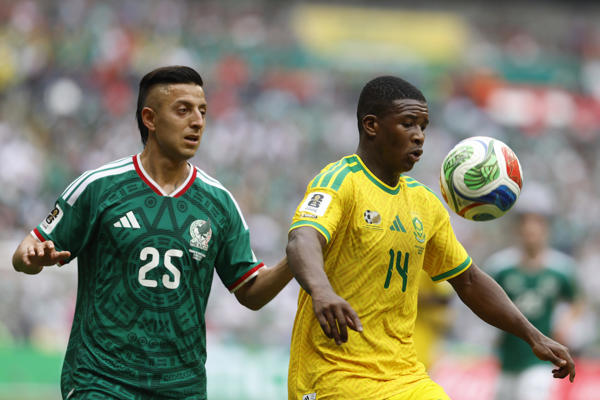 Roberto Alvarado (i) de México disputa un balón con Mbekezeli Mbokazi de Sudáfrica este jueves, durante un partido del Grupo A. Foto: EFE Roberto Alvarado (i) de México disputa un balón con Mbekezeli Mbokazi de Sudáfrica este jueves, durante un partido del Grupo A. Foto: EFE